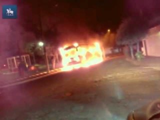 Veja ônibus incendiado em Promissão, interior de São Paulo