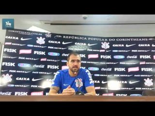 Meia Danilo comemora renovação de contrato com o Corinthians