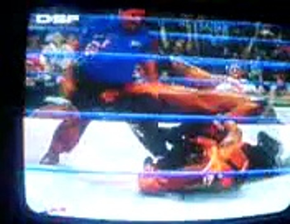 Undertaker bring Khali to tap out