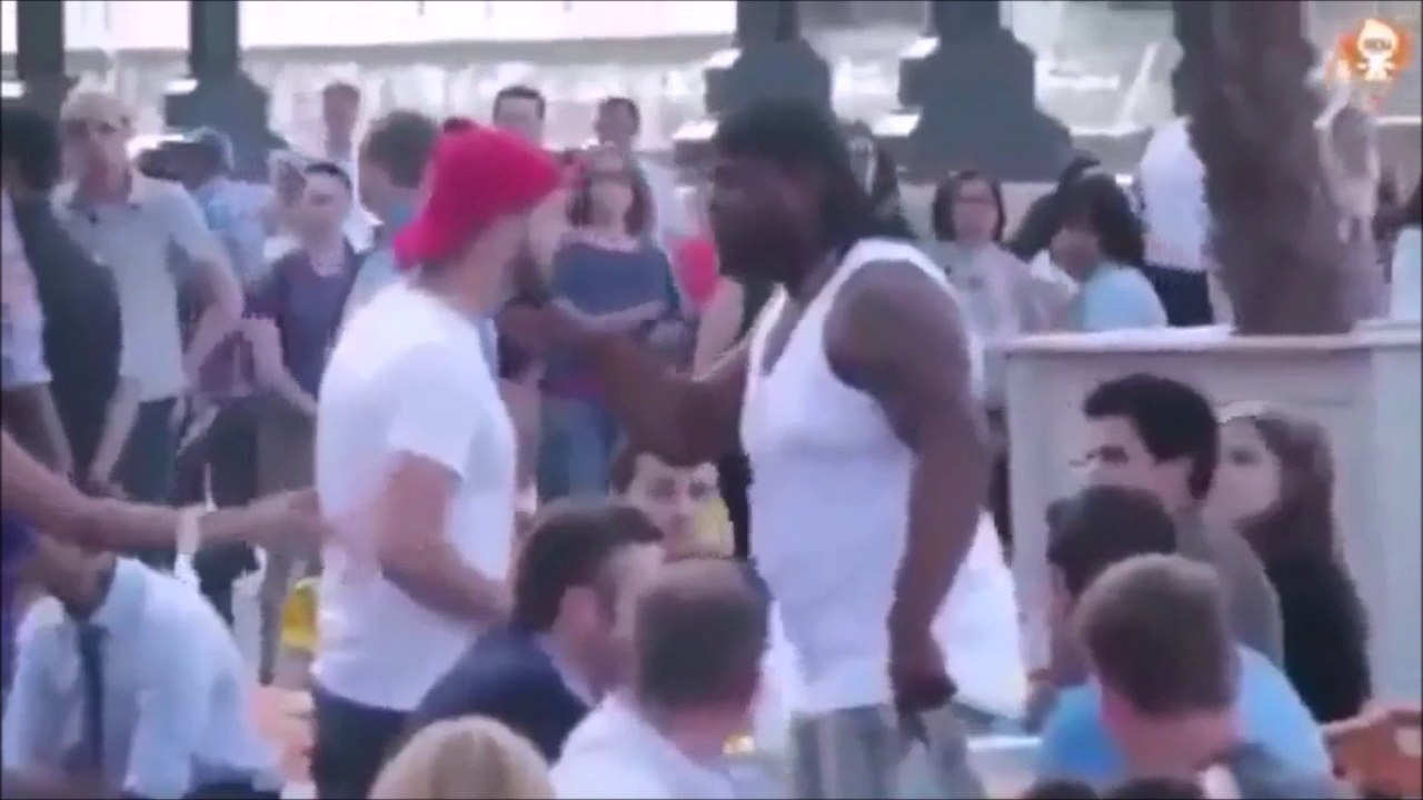 Un gros costaud mis KO pour avoir malmené la copine de cet homme