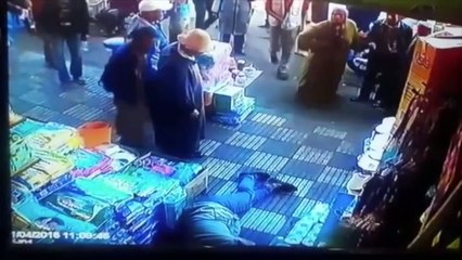 Un Marocain met une main aux fesses de cette femme et il n'aurait pas du...