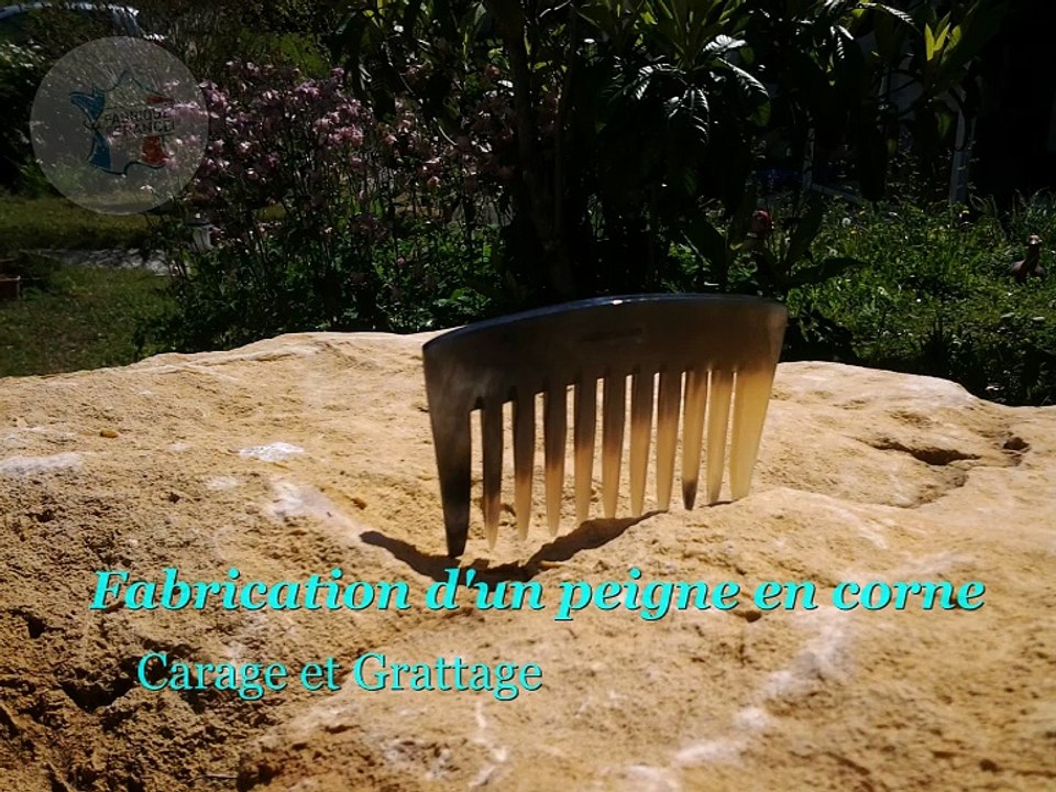 Fabrication d'un peigne en Corne : Le Carage et le Grattage