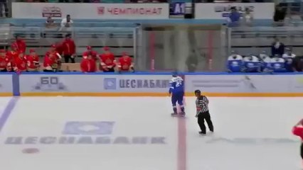 Ce joueur de hockey pète un câble et se bat avec toute l’équipe adverse !
