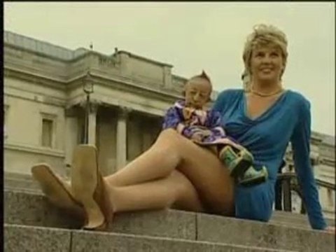 Homme le plus petit du monde VS femme aux plus longues jambes