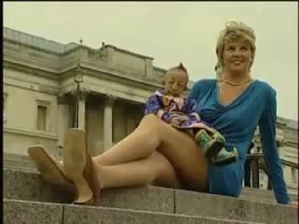 Homme le plus petit du monde VS  femme aux plus longues jambes