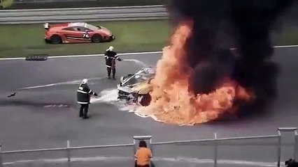 Viral: Impresionante choque de auto, incendio y rescate de piloto en medio de carrera