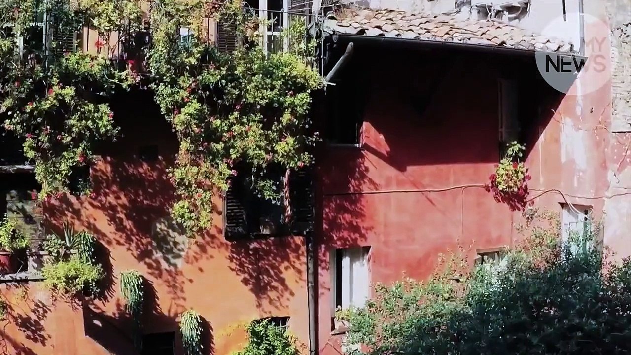 Attristés par la solitude, ce couple de personnes âgées sera surpris de la visite de 4 policiers au grand cœur !