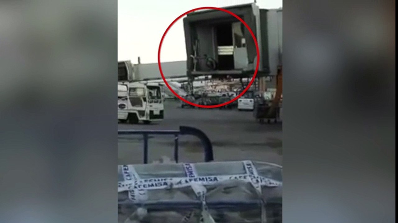 ¡Pasajero de Ryanair salta del finger y corre por la pista tras su avión!