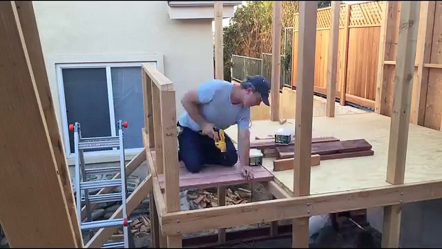 Elle laisse ses filles avec leur papa. Quand la mère découvre ce qui s'est passé dans le jardin? Elle est sous le choc.