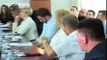 Kosovo : un député dégoupille une bombe lacrymogène en pleine réunion