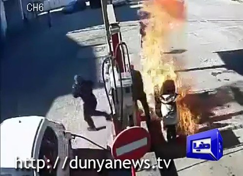 دیکھئے کس طرح موٹر بائیک میں پٹرول بھرتے ہی بائیک ٘میں آگ لگ گئی