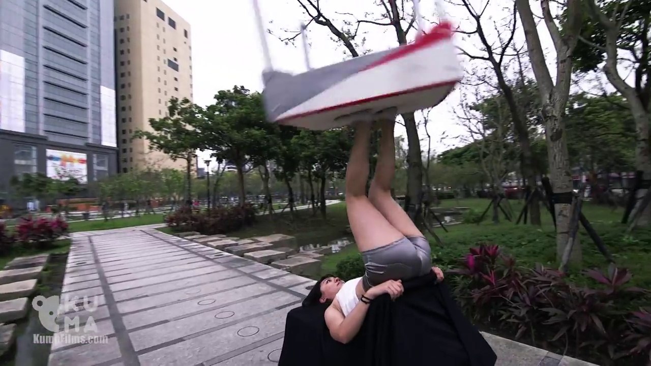 Elle jongle avec ses pieds