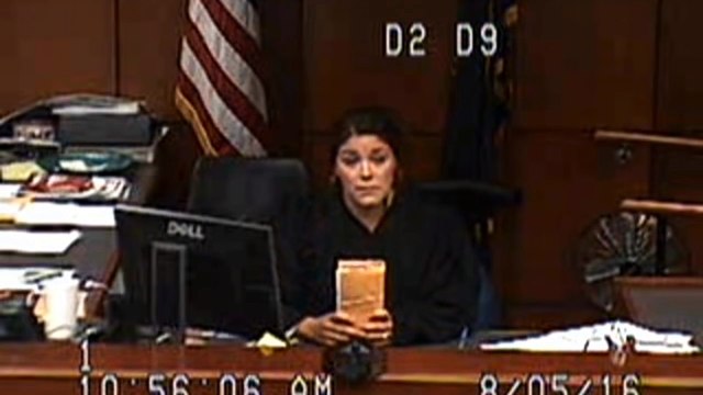 Une juge autorise exceptionnellement un détenu à voir pour la première fois son bébé d'un mois.