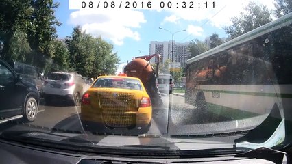 La citerne d'un camion d'eaux usées explose sur la route