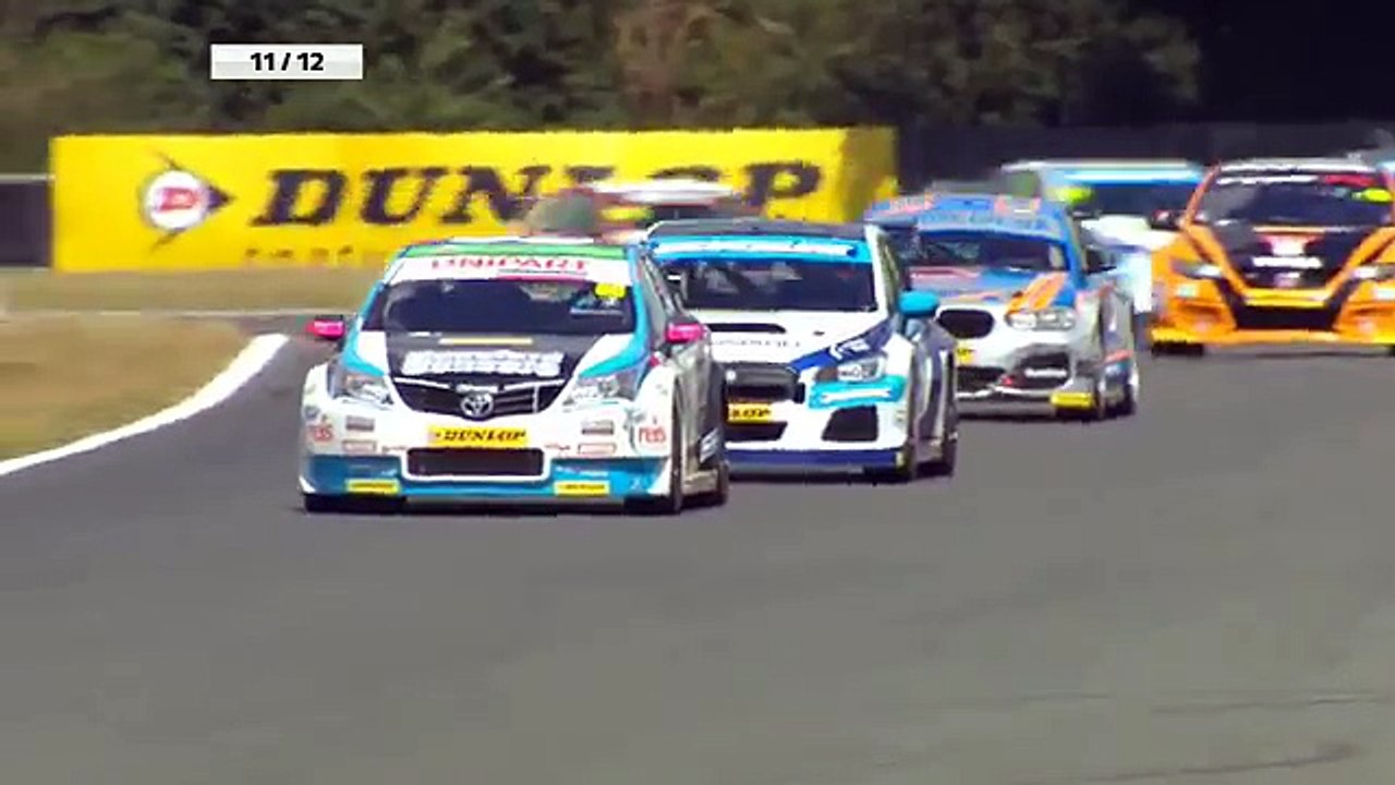Plato overtake on Ingram at BTCC Snetterton August 2016