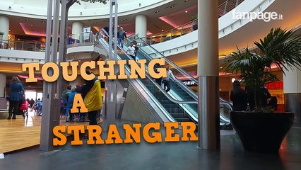 Cette blonde prend un malin plaisir à caresser la main des individus dans un escalator !