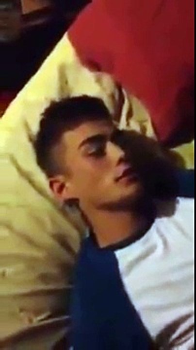 Ce gars se réveille dans la maison d'inconnus... Dingue!