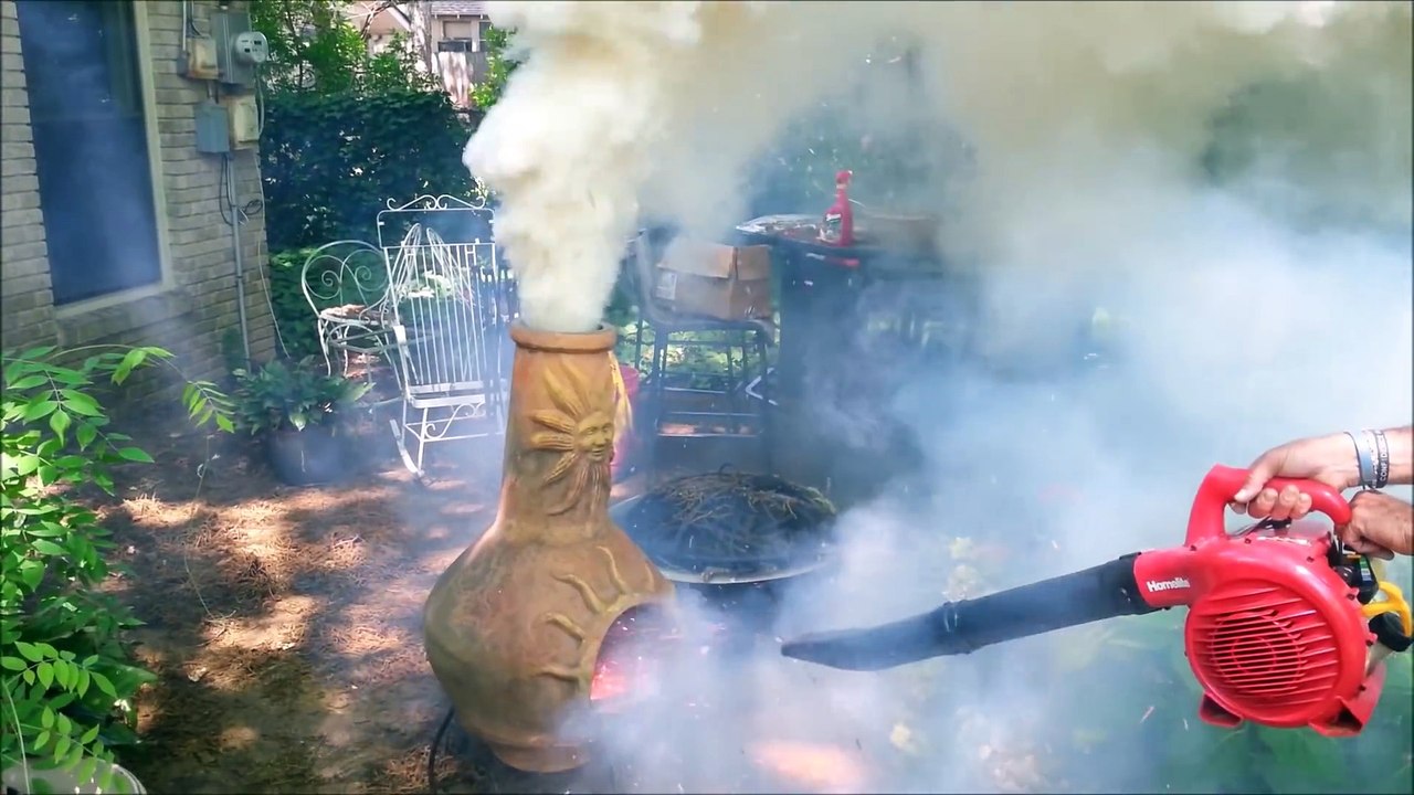 Il transforme ce feu en volcan avec son souffleur à feuilles