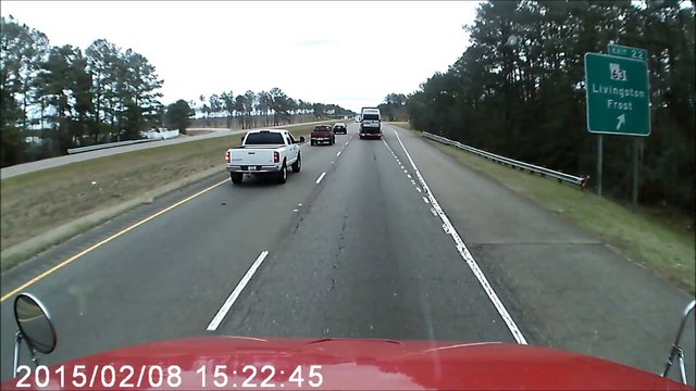Ce conducteur perd le controle de sa voiture mais a tout de meme beaucoup de chance