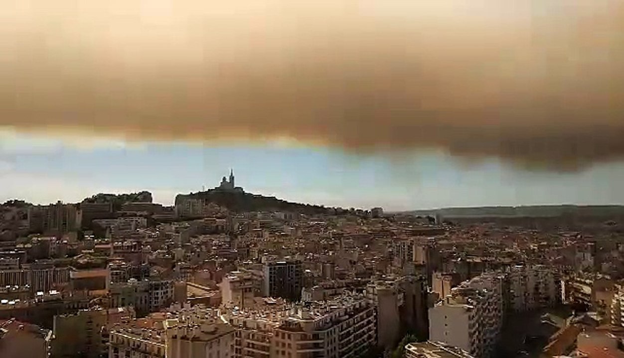Incendie à Vitrolles : une fumée épaisse vue de tout Marseille