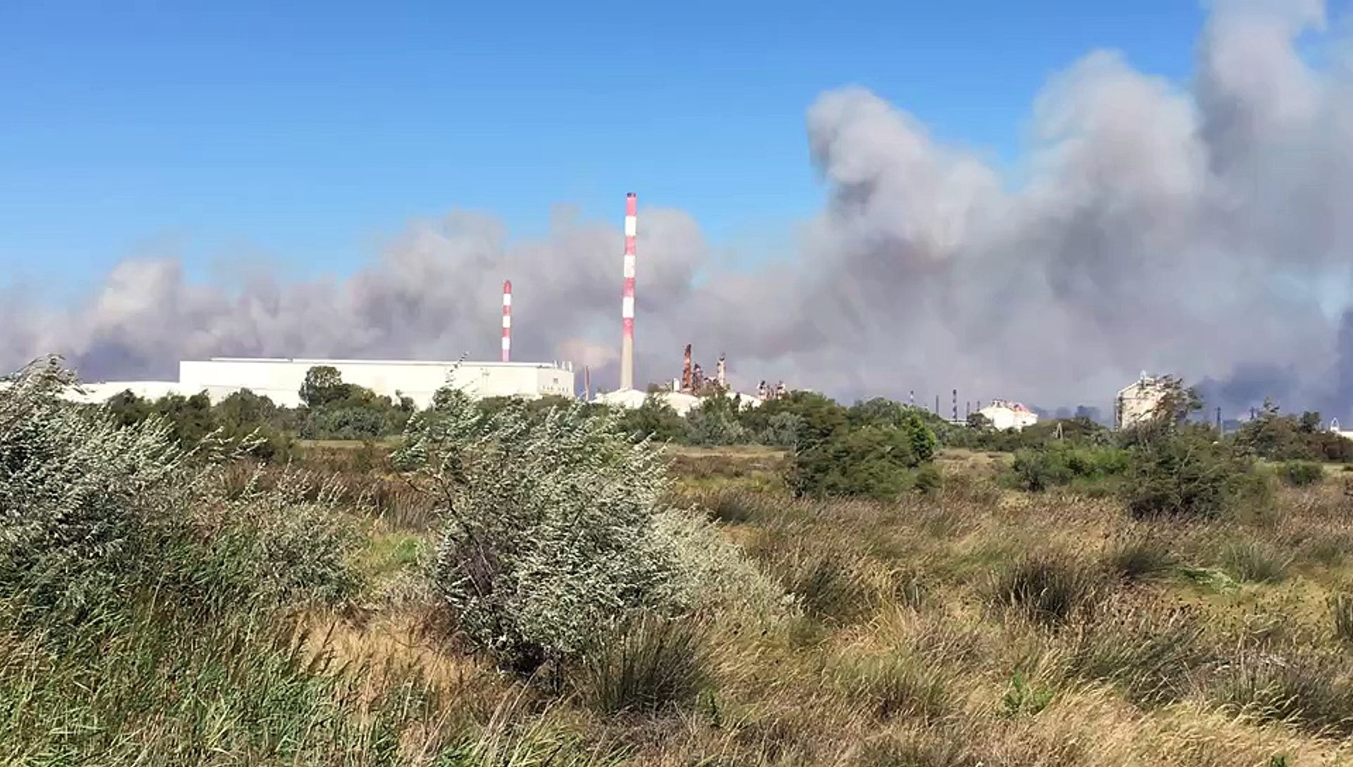 Incendie De Fos Le Feu Vu Du Cote De Port Saint Louis Video Dailymotion