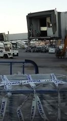 Un passager en retard saute d’une passerelle d’embarquement pour rattraper son avion