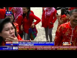 Rayakan Imlek dengan Lomba Makan Biskuit