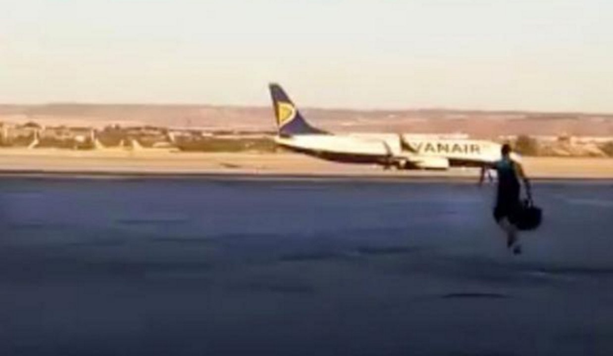 Il rate son vol, saute sur le tarmac et court après son avion...