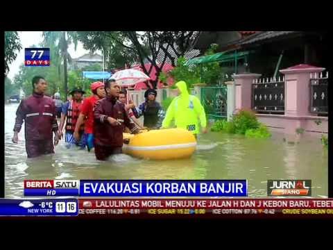 Tim SAR Evakuasi Manula dan Balita Korban Banjir Indramayu