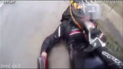 Alors qu'il chute, ce motard ne pense qu à sauver sa partenaire