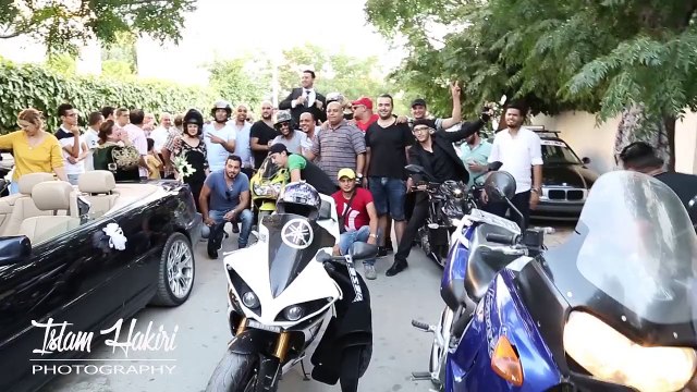 محاطا بعدد من الدراجات النارية..شاب تونسي يخرج في موكب زواجه و يقوم بحركات غريبة بالسيارة و الدراجة النارية