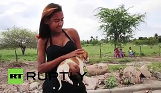 Insolite une jeune femme de 22 ans a des pieds géants