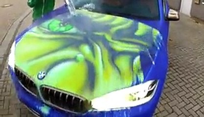 Il jette de l'eau chaude sur sa voiture, le résultat est surprenant !