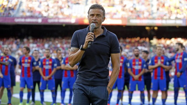 Luis Enrique y Andrés Iniesta se dirigen a la afición en el partido del Gamper