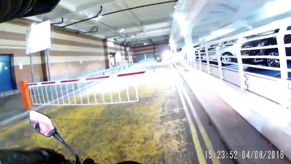 Un motard veut empêcher des jeunes de voler un vélo et se fait frapper