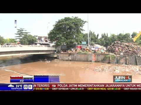 Sampah dari Katulampa Sumbat Pintu Air Manggarai