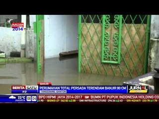 Terendam Banjir, Warga Tangerang Bertahan di Rumah