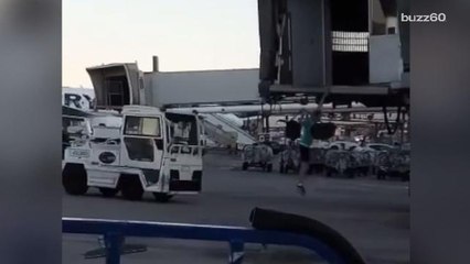 Passenger Runs Onto Tarmac and Actually Makes His Flight