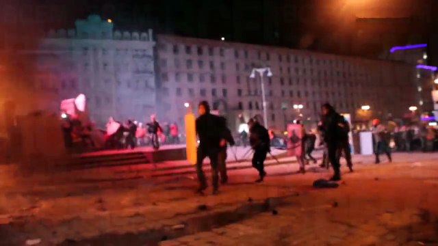 Что Надежда Савченко делала на Майдане! И что она держит в правой руке.