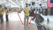Un employé de chez Wal-Mart donne ses chaussures à un SDF