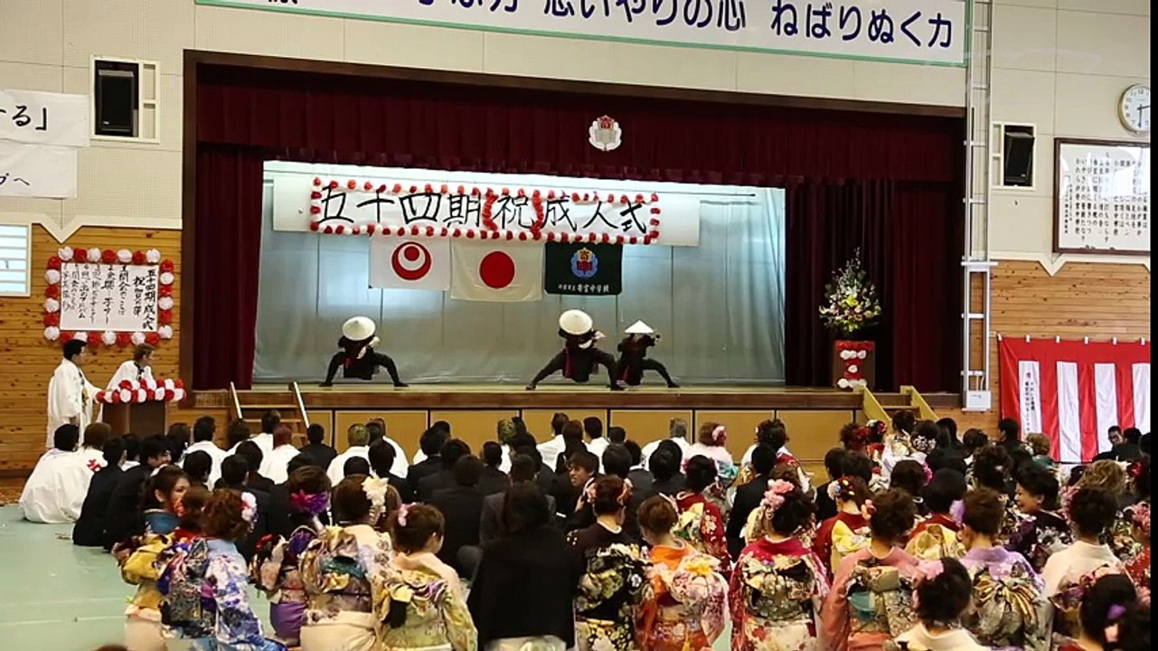 パンチパーマにキャバ嬢ヘアー！ド派手な沖縄の成人式 - Booze, Cars and Mullets_ Okinawa's Insane Coming of Age Party