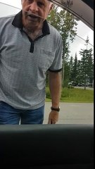 Il éclate une vitre de voiture avec une matraque !