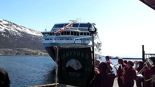 MS Midnatsol ankommer Tromsø på 17. mai