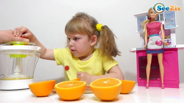 Кукла Барби. Рецепт Апельсинового Сока для Куклы от повара Ники. Видео для детей. Doll Barbie