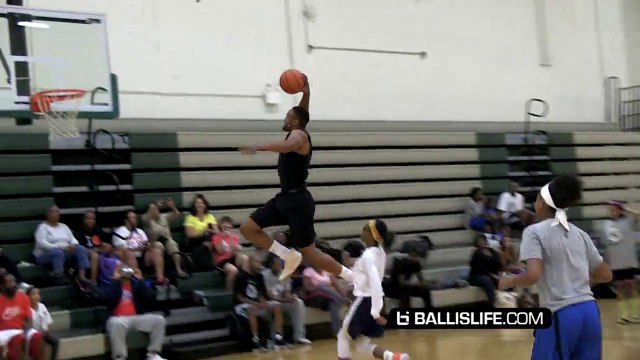 Jabari Parker enchaîne les dunks sur des gamins