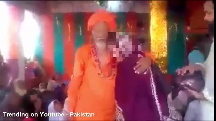 Peer Sahib Sare Aam Aurton Se Chaske Lete Huway - Astaghfirullah