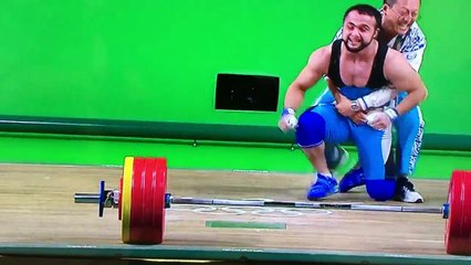 JO2016 - L'haltérophile Nijat Rahimov danse pour fêter son record du monde