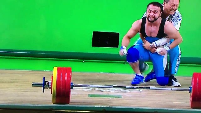 JO2016 - L'haltérophile Nijat Rahimov danse pour fêter son record du monde