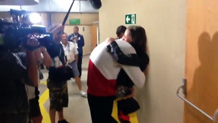 Pieter Timmers enlace sa femme après sa victoire