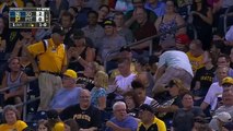 Faceplant avec une assiette de nachos pendant un match de baseball